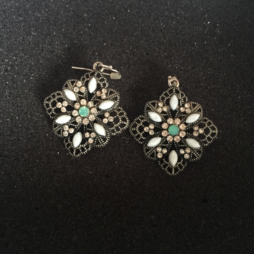 Drop earrings with blue beads and rhinestones.